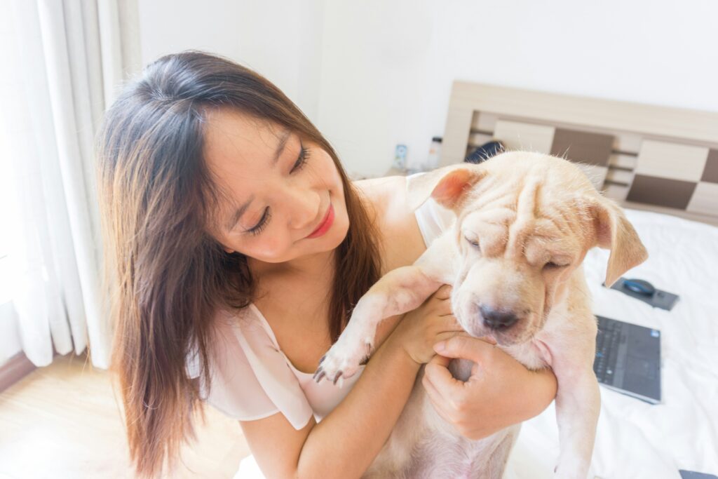 fille qui tient un chien